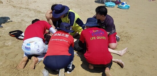 119시민 수상구조대 응급처치 장면. 사진=경남도 제공