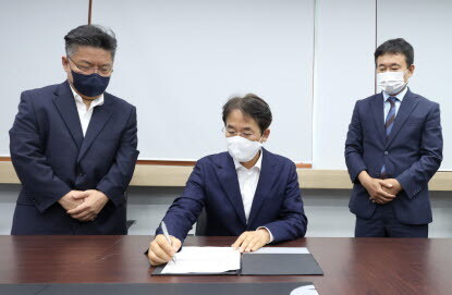 이동환 고양시장이 ‘경제자유구역 추진단 구성 계획’을 1호 공식문서로 결재하고 있다. 사진=고양시 제공
