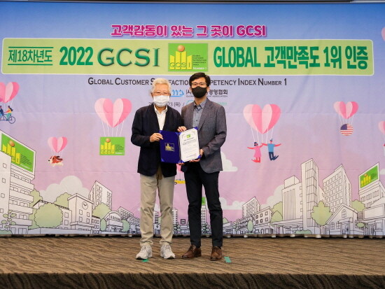 GCSI 글로벌고객만족도 13년 연속 1위 선정 인증서 전달 모습. 사진=넥센타이어 제공