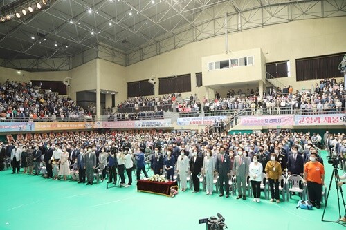 지난 1일 전진선 양평군수 취임식이 열린 물맑은양평체육관에 주민 2500여명이 가득 찼다. 사진=김현술 기자