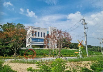 강화군 양사면은 인화공원에 경관 개선을 위한 대형 바람개비, 포토 존을 설치했다. 사진=양사면 제공