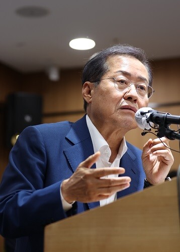 '대답도 후딱!' 홍준표 대구시장이 5일 오후 2시 합동기자회견에서 중국 '성도' 도시가 첨단산업도시로 발전한 것을 예시로 들며 '하늘시대'를 선언하고 있다. 사진=남경원 기자