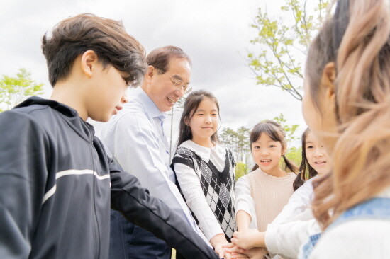 하윤수 부산교육감이 관내 초등학생들과 함께한 모습. 사진=부산교육감직인수위원회 제공