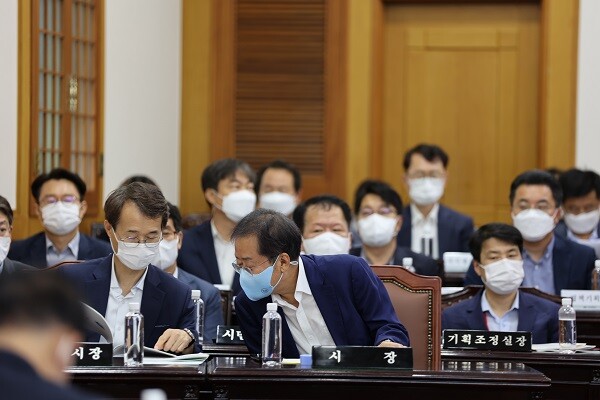 홍준표 대구시장과 김종환 행정부시장이 논의를 하고 있다. 사진=남경원 기자