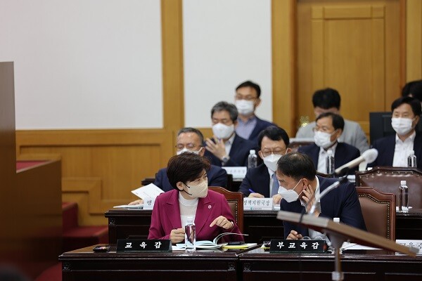 강은희 대구시교육감과 강병구 부교육감이 논의를 하고 있다. 사진=남경원 기자