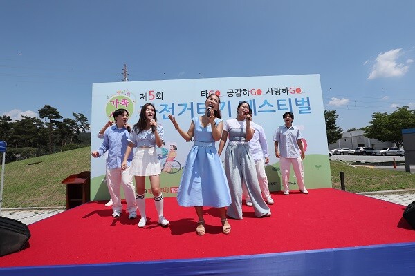 16일 강정보 디아크 광장에서 'SOM' 뮤지컬 컴퍼니가 자유와 활력이 넘치는 무대를 선보이고 있다. 사진=남경원 기자