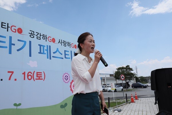 김은주 일요신문 대구경북본부장 인사말을 하고 있다. '제5회 가족사랑 자전거타기 페스티벌'이 16일 '강정보디아크' 일대에서 성황리 개최됐다. 사진=남경원 기자