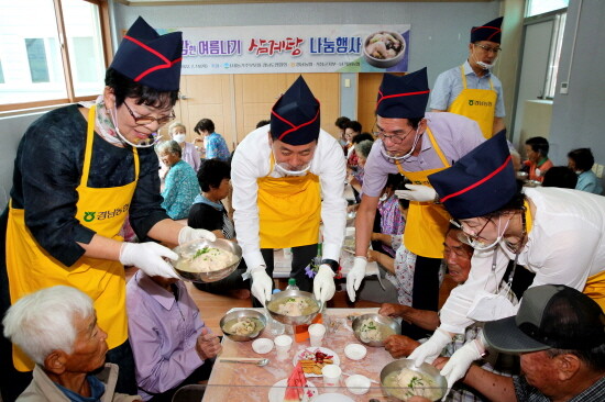 어르신들에게 삼계탕을 나눠드리는 모습. 사진=경남농협 제공