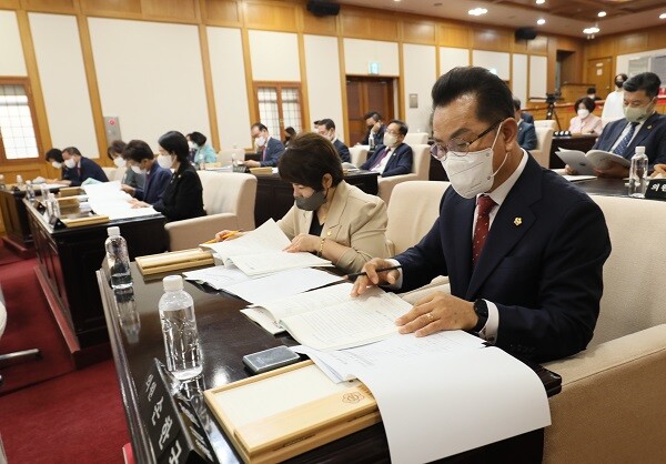 지난 13일 오전 10시 대구시의회 원구성 후 첫 임시회가 열린 가운데 손한국 의원이 업무보고서를 살피고 있다. 사진=남경원 기자