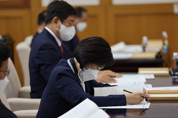 13일 오전 10시 대구시의회 원구성 후 첫 임시회가 열린 가운데 이재숙 의원이 업무보고서를 면밀히 살피고 있다. 사진=남경원 기자