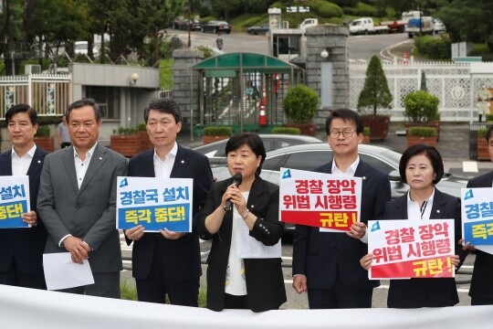 서영교 더불어민주당 의원(가운데)이 7월 21일 서울 용산구 대통령 집무실 앞에서 열린 '윤석열 정부 경찰 장악 규탄 기자회견'에서 발언을 하고 있다. 사진=국회사진취재단