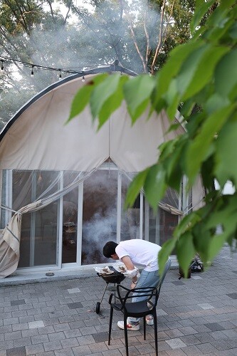 '지글지글' 숯불 위에 구워지는 삼겹살. 맛있는 연기가 피아오르고 있다. 사진=남경원 기자