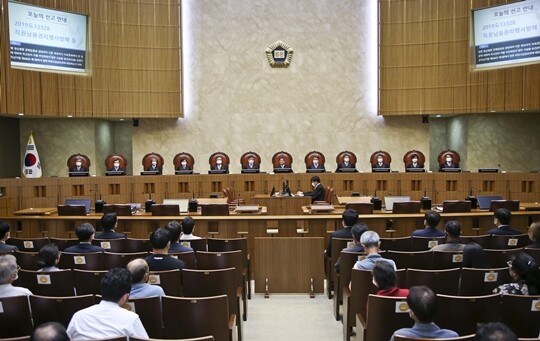 한 달여 만에 두 건의 재판취소 결정이 나오자, 대법원은 “받아들일 수 없다”는 입장을 냈다. 대법원은 최근 국회에 낸 의견서에서 “헌재는 제4의 국가기관일 뿐 최고법원이 아니”라며 “어떤 형태로든 법원의 구체적 법률해석·적용을 통제하거나 제한할 수 없다”고 확실하게 선을 그었다. 사진=사진공동취재단