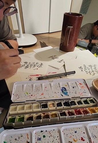 황도원 작가가 26일 캘리그라피를 그리고 있다. 사진=남경원 기자