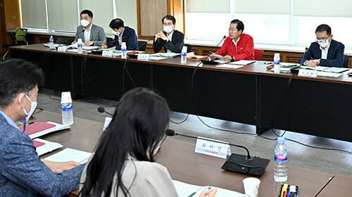 홍준표 대구시장(뒷줄 오른쪽 두번째)이 취임 후 첫 실·국 업무보고를 받고 있다. 사진=대구시 제공