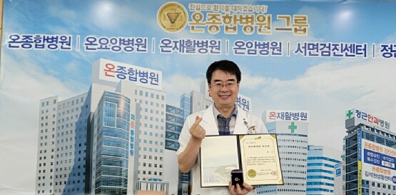 정근 그린닥터스 이사장이 하트세이버 인증서와 배지를 수여한 모습. 사진=그린닥터스 제공