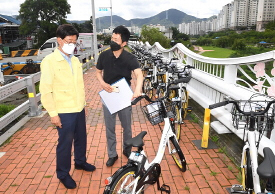 정종복 군수는 3일 오전 11시 30분경 정관 죽향공원을 방문해공영자전거 ‘타반나’의 시범운영을 점검했다. 사진=기장군 제공