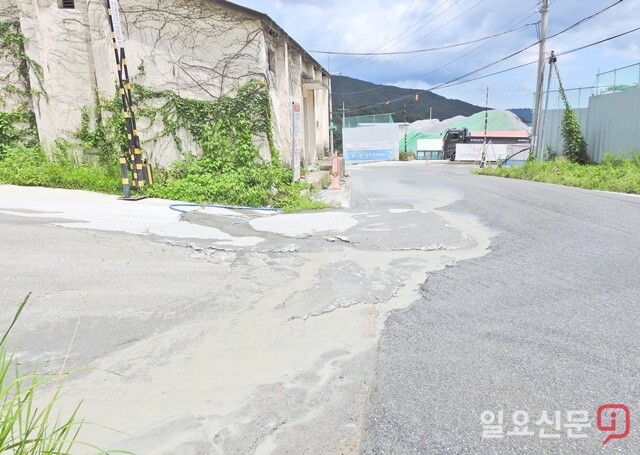 한화건설이 도로변에 폐수를 방류하는 모습. 사진=정민규 기자