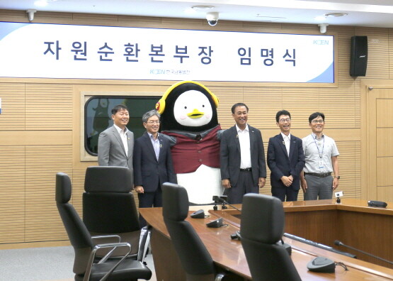 2일 한국남동발전 본사에서 펭수가 명예 자원순환 본부장으로 임명된 후 직원들과 기념촬영을 하고 있다. 사진=한국남동발전 제공