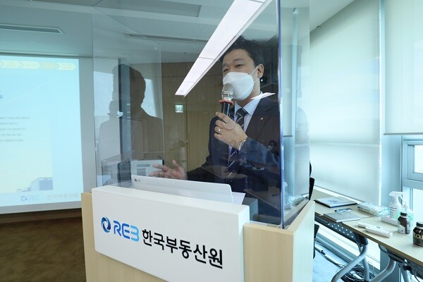 한국부동산원 관계자가 회사 비전과 경영방침에 대해 설명하고 있다. 사진=남경원 기자