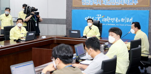 인천시의회 허식 의장과 이봉락 제1부의장은 9일 집중호우에 비상근무 중인 인천시 재난안전대책본부를 방문했다. 사진=인천시의회 제공