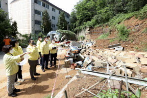 인천시의회 행정안전전문위원회는 10일 중구 운남동과 동구 송현동의 피해 현황을 점검하고 복구방안에 대해 논의했다. 사진=인천시의회 제공