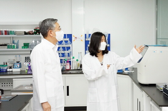 김종호 이사장이 신경과학연구센터를 방문한 모습. 사진=기보 제공