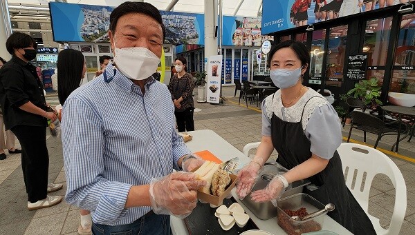 "세계 3개국 아시아의 맛을 한자리에" 설다민 요리 연구가가 12일 오후 3시께 경산공설시장 일대에서 열린 '경산 청소년의 날' 행사에서 한 시민에게 베트남의 스프링롤, 일본의 오니기리, 대만의 홍루이젠을 함께 만들고 기념촬영을 하고 있다. 사진=남경원 기자