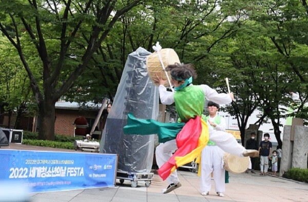 '이것이 대한민국의 전통!' 대평중학교 학생들의 대평해피관악이 오프닝 공연을 선보이고 있다. 사진=남경원 기자