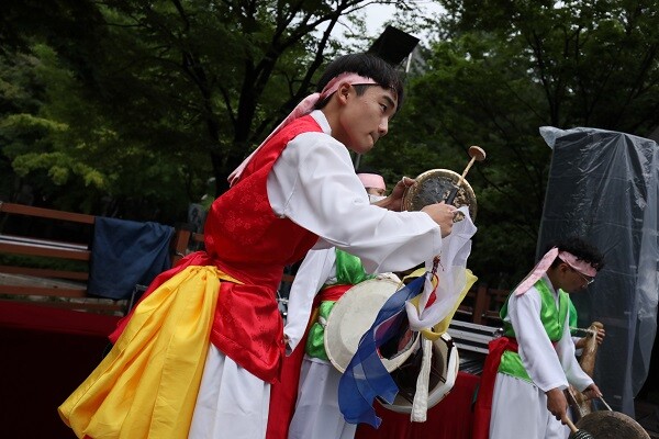 '대구에 울려퍼지는 청소년의 꽹과리' 대평중학교 학생들의 대평해피관악이 오프닝 공연을 선보이고 있다. 꽹과리를 잡은 청소년의 호흡에 맞춰 모두가 하나되어 한국전통의 소리를 만들어내고 있다. 사진=남경원 기자