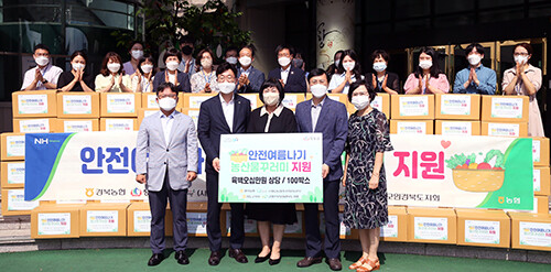 사진 좌측부터 김진성 청도군지부, 금동명 경북농협 본부장, 강정미 (사)고향사랑주부모임 경북도회장, 정재열 청도군 행정복지국장, 홍혜순 (사)고향사랑주부모임 청도군회장이 '안전여름나기 농산물 꾸러미' 전달식을 갖고 기념촬영을 하고 있다. 사진=경북농협 제공