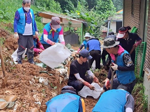 여주 수해복구현장에서 자원봉사들이 구슬땀을 흘리고 있다. 사진= 여주시 제공