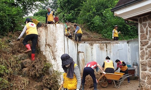 여주 수해복구 현장에서 자원봉사자들이 토사를 치우고 있다. 사진= 여주시 제공