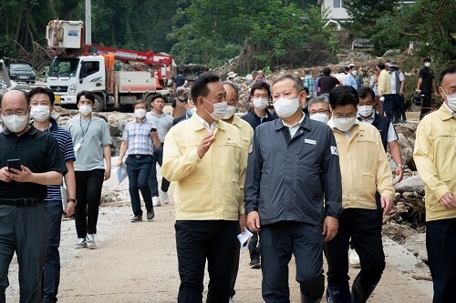 이충우시장이  수해현장을 방문한 이상민 장관에게 피해현황을 설명하고  '특별 재난지역 선포'를 건의했다. 사진= 여주시 제공