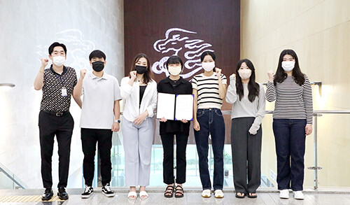반려동물 관련 화장품을 개발해 특허를 출원한 이종민 지도교수와 황지섭, 강채림, 이유미, 권유주, 최예지, 이찬미 씨(왼쪽부터). 사진=영남이공대 제공
