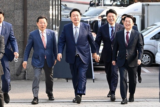 2022년 5월 6일 윤석열 대통령과 안철수 의원이 제20대 대통령직인수위원회 해단식에 참석하기 위해 걸어가고 있다. 사진=인수위사진기자단