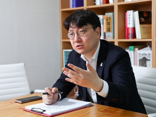 8월 18일 서울 송파구 법률사무소 청직에서 국바세 대표 신인규 변호사가 일요신문과 인터뷰를 하고 있다. 사진=박정훈 기자