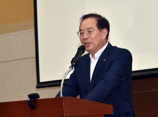 하윤수 교육감이 ‘초등학생 상상실현 캠프 시상식’에서 인사말을 갖는 모습. 사진=부산시교육청 제공