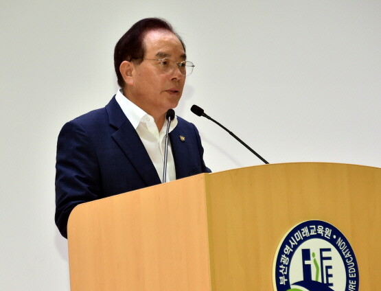 하윤수 교육감이 ‘2023 대입 수시모집전형 대비 대입설명회’에서 인사말을 갖는 장면. 사진=부산시교육청 제공