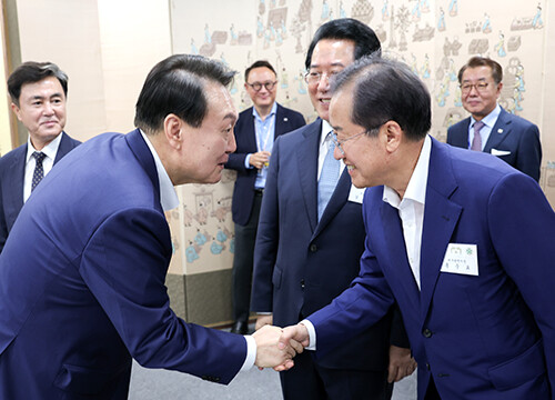 사진은 지난달 8일 용산 대통령실 누리홀에서 열린 제1차 민선8기 시도지사 간담회에서 홍준표 대구시장과 윤석열 대통령이 악수를 하고 있는 모습. 사진=대구시 제공