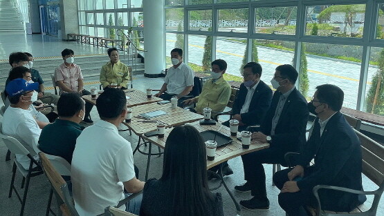 정종복 기장군수와 시·군의원, 관계부서 및 기관 담당자들이 현장대책회의를 갖는 모습. 사진=기장군 제공