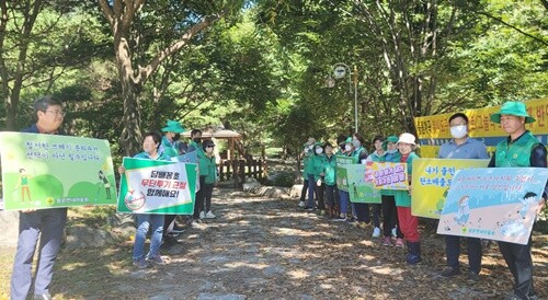 기후위기 경각심을 알리는 환경캠페인을 전개하고 있는 양평군 용문면새마을회. 사진=김현술 기자