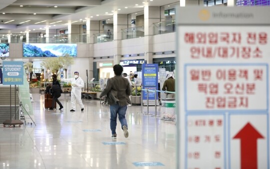 입국자들을 대상으로 한 코로나19 검사가 완전히 없어지는 것은 아니다. 여전히 입국 후 1일 이내 PCR 검사 의무는 유지된다. 인천시 중구 인천국제공항. 사진=박정훈 기자