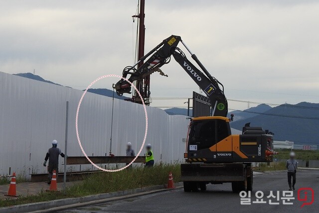 지에스건설이 수자원공사 공유지에 굴삭기를 이용해 H빔 설치공사를 강행하고 있다. 사진=정민규 기자