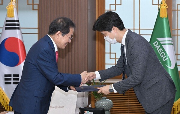 홍준표 시장이 이유실 감사위원장에게 위촉장을 수여하며 악수를 하고 있다. 사진=대구시 제공