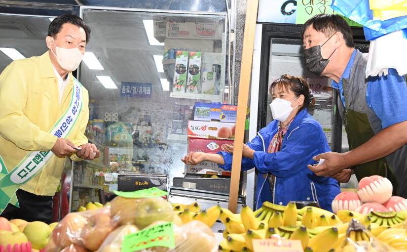 이재준 시장이 구매탄시장에서 상인들과 이야기를 나누고 있다. 사진=수원시 제공