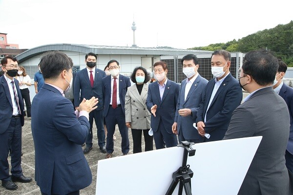 15일 대구시의회 기행위가 대구신청사 건립예정지에서 관계자로부터 설명을 듣고 있다. 사진=대구시의회 제공