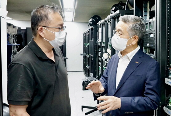 ㈜파두 연구소를 방문한 김종호 기보 이사장(오른쪽)과 남이현 (주)파두 대표이사. 사진=기보 제공