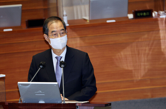 한덕수 국무총리가 19일 오후 서울 여의도 국회 본회의장에서 열린 정치분야 대정부질문에 출석해 의원들의 질의에 답하고 있다. 사진=박은숙 기자