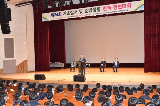 하윤수 교육감이 제24회 기초질서 및 준법생활 중학교 연극경연대회에서 인사말을 갖는 모습. 사진=부산시교육청 제공